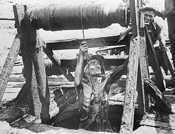 Добыча нефти колодезным способом. Баку, 1917 год Добыча нефти колодезным способом. Баку, 1917 год - Sputnik Азербайджан