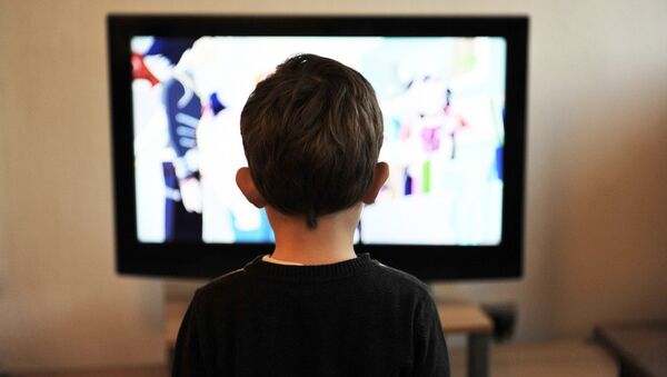 Ребенок за просмотром телевизора, фото из архива - Sputnik Azərbaycan