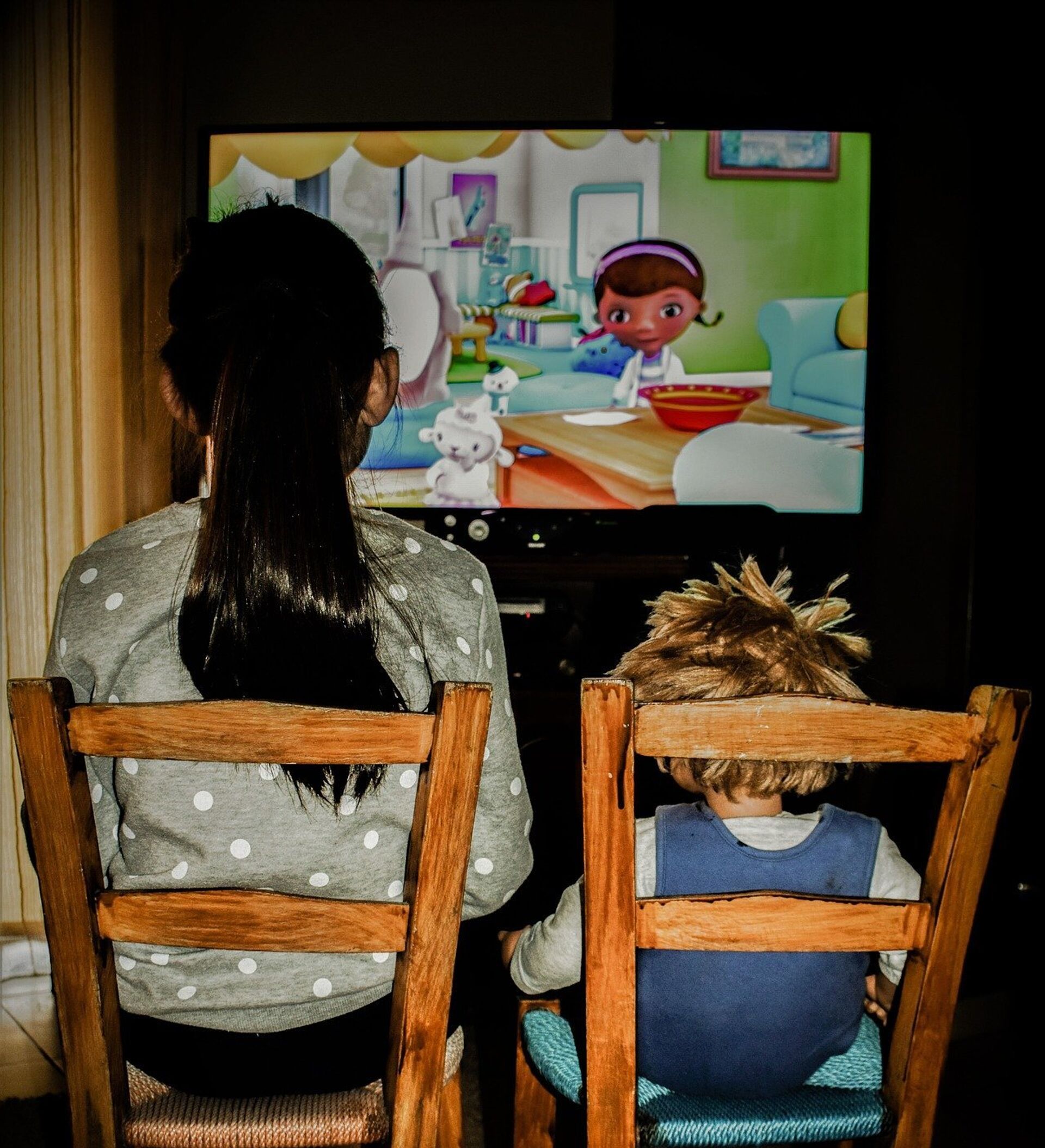 Запрещенное обсудим. Человек смотрит телевизор. Дети смотрят телевизор. Девушка с телевизора страшилка. Watching TV.
