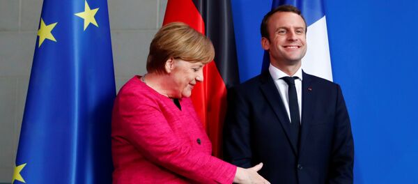 Канцлер Германии Ангела Меркель и президент Франции Эммануэль Макрон, Берлин, Ведомство федерального канцлера Германии, 15 мая 2017 года Канцлер Германии Ангела Меркель и президент Франции Эммануэль Макрон, Берлин, Ведомство федерального канцлера Германии, 15 мая 2017 года - Sputnik Азербайджан