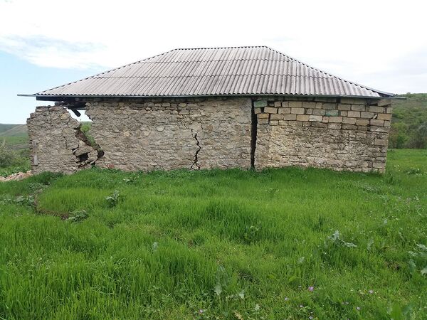 В результате оползни пять домов оказались в аварийном состоянии В результате оползни пять домов оказались в аварийном состоянии - Sputnik Азербайджан