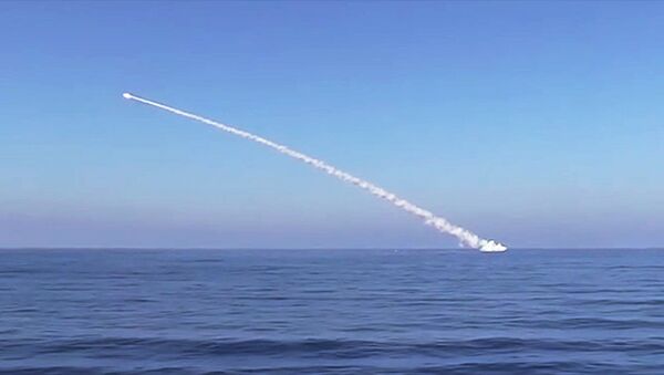 Запуск российских крылатых ракет Калибр по объектам Исламского государства в Сирии - Sputnik Азербайджан