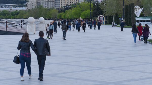 Жители столицы на Приморском бульваре в Баку - Sputnik Azərbaycan