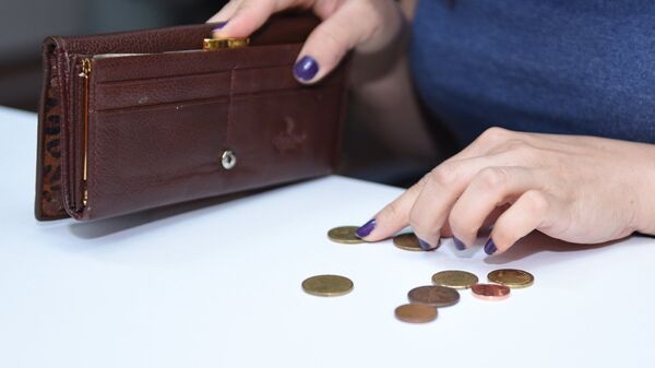 Женщина пересчитывает монеты, фото из архива - Sputnik Azərbaycan