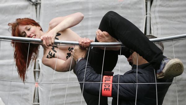 Активистки движения Femen во Франции - Sputnik Азербайджан