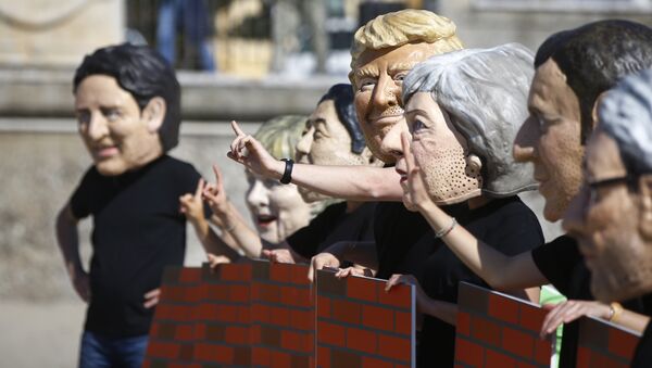 Люди в масках изображающих лидеров стран Большой семерки Сицилия, Италия - Sputnik Азербайджан