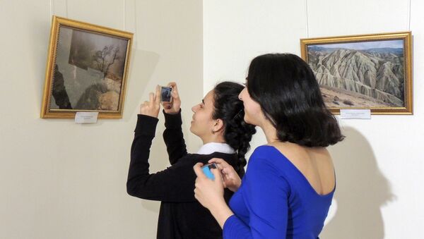 Посетители выставки Цель: Весна в Азербайджанском национальном музее искусств - Sputnik Азербайджан