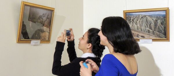 Посетители выставки Цель: Весна в Азербайджанском национальном музее искусств Посетители выставки Цель: Весна в Азербайджанском национальном музее искусств - Sputnik Азербайджан