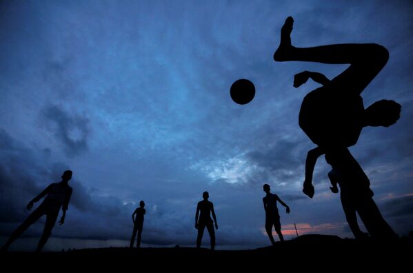 Мальчики играют в футбол в Шри-Ланке - Sputnik Азербайджан