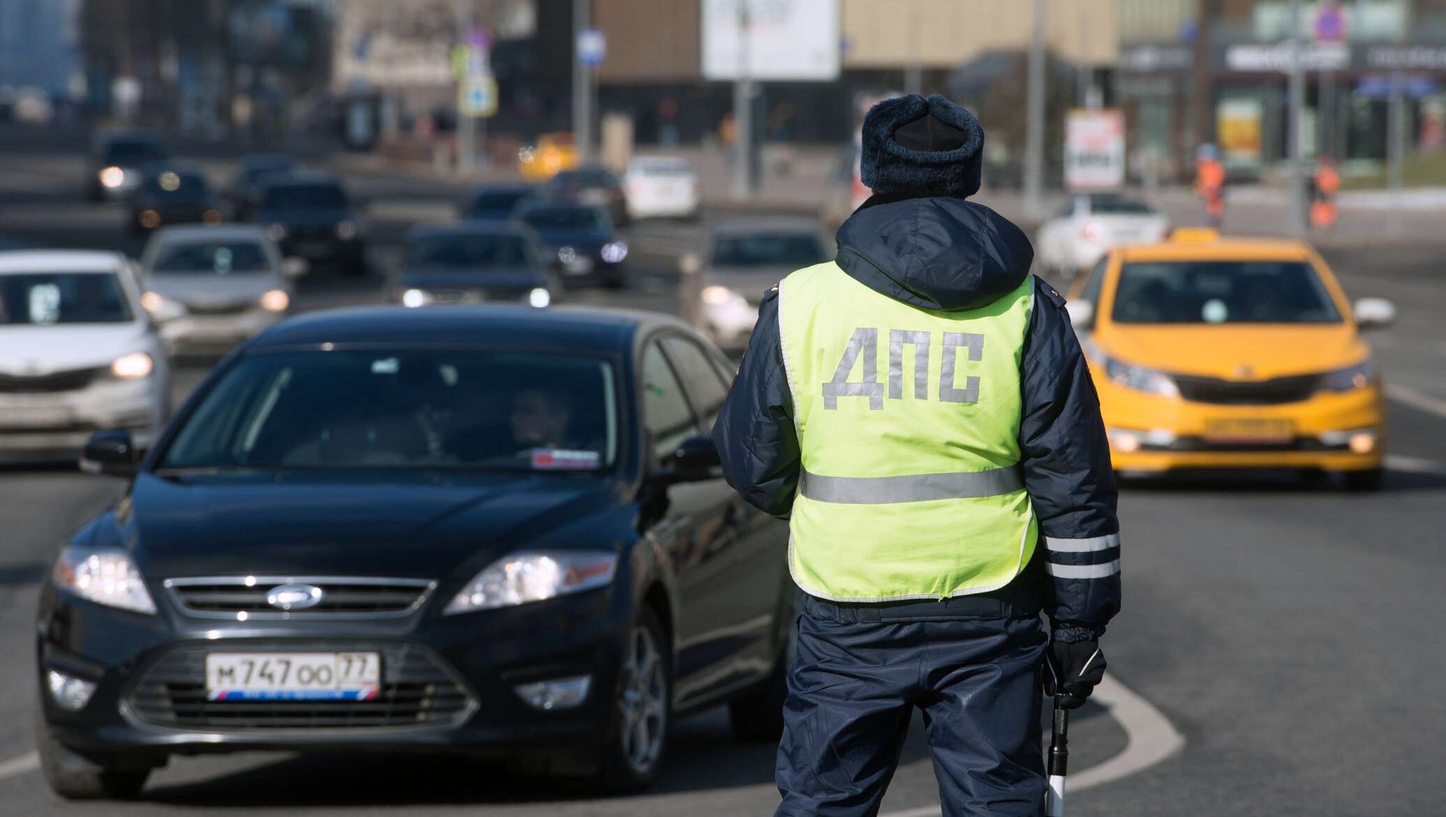 Попавшись на взятке, гаишник угнал авто, угрожая водителю пистолетом