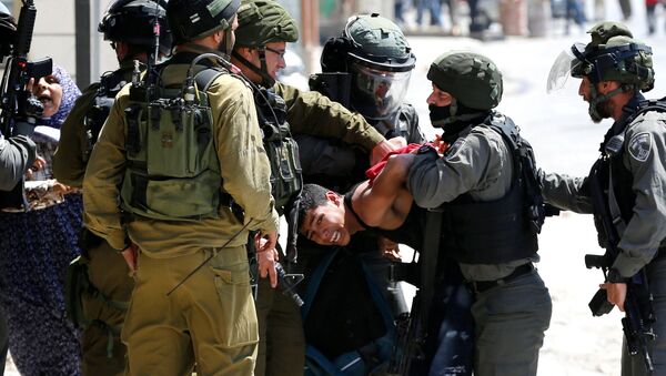 Израильские солдаты и пограничники задержали палестинца во время столкновений после протеста в поддержку палестинских заключенных в результате голодовки в израильских тюрьмах в городе Вифлееме - Sputnik Azərbaycan