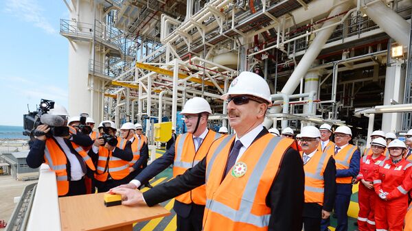 Президент Ильхам Алиев принял участие в церемонии отправки в море верхних строений платформы, построенного для Шахдениз-2 - Sputnik Азербайджан