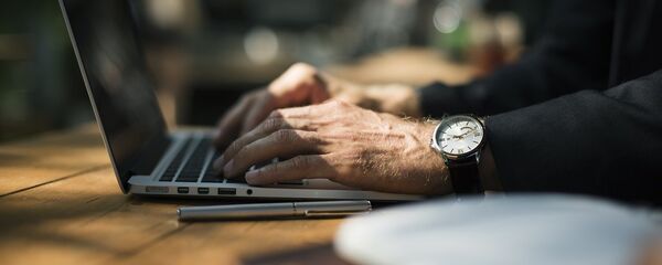 Мужчина за компьютером, фото из архива Мужчина за компьютером, фото из архива - Sputnik Азербайджан