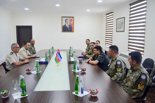 Начальник штаба НАТО в Измире генерал-майор Эрхан Узун с азербайджанскими миротворцами Начальник штаба НАТО в Измире генерал-майор Эрхан Узун с азербайджанскими миротворцами - Sputnik Азербайджан