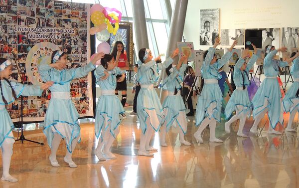 Греческий танец в исполнении группы Улыбка - Sputnik Азербайджан