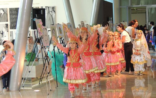 Танец Эти девушки группы улыбка - Sputnik Азербайджан