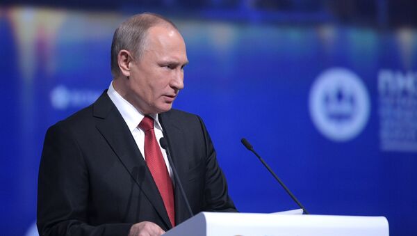 Президент РФ Владимир Путин выступает на пленарном заседании Санкт-Петербургского международного экономического форума 2017 в Экспофоруме - Sputnik Азербайджан
