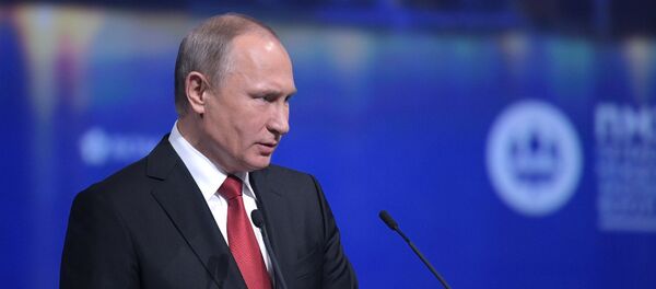 Президент РФ Владимир Путин выступает на пленарном заседании Санкт-Петербургского международного экономического форума 2017 в Экспофоруме Президент РФ Владимир Путин выступает на пленарном заседании Санкт-Петербургского международного экономического форума 2017 в Экспофоруме - Sputnik Азербайджан