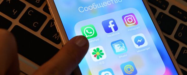 Иконка мессенджера WhatsApp на экране смартфона - Sputnik Азербайджан