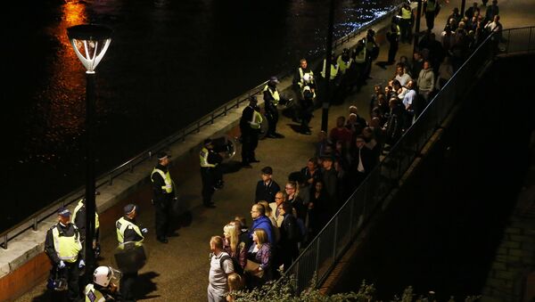 Люди покидают место происшествия на Лондонском мосту - Sputnik Azərbaycan