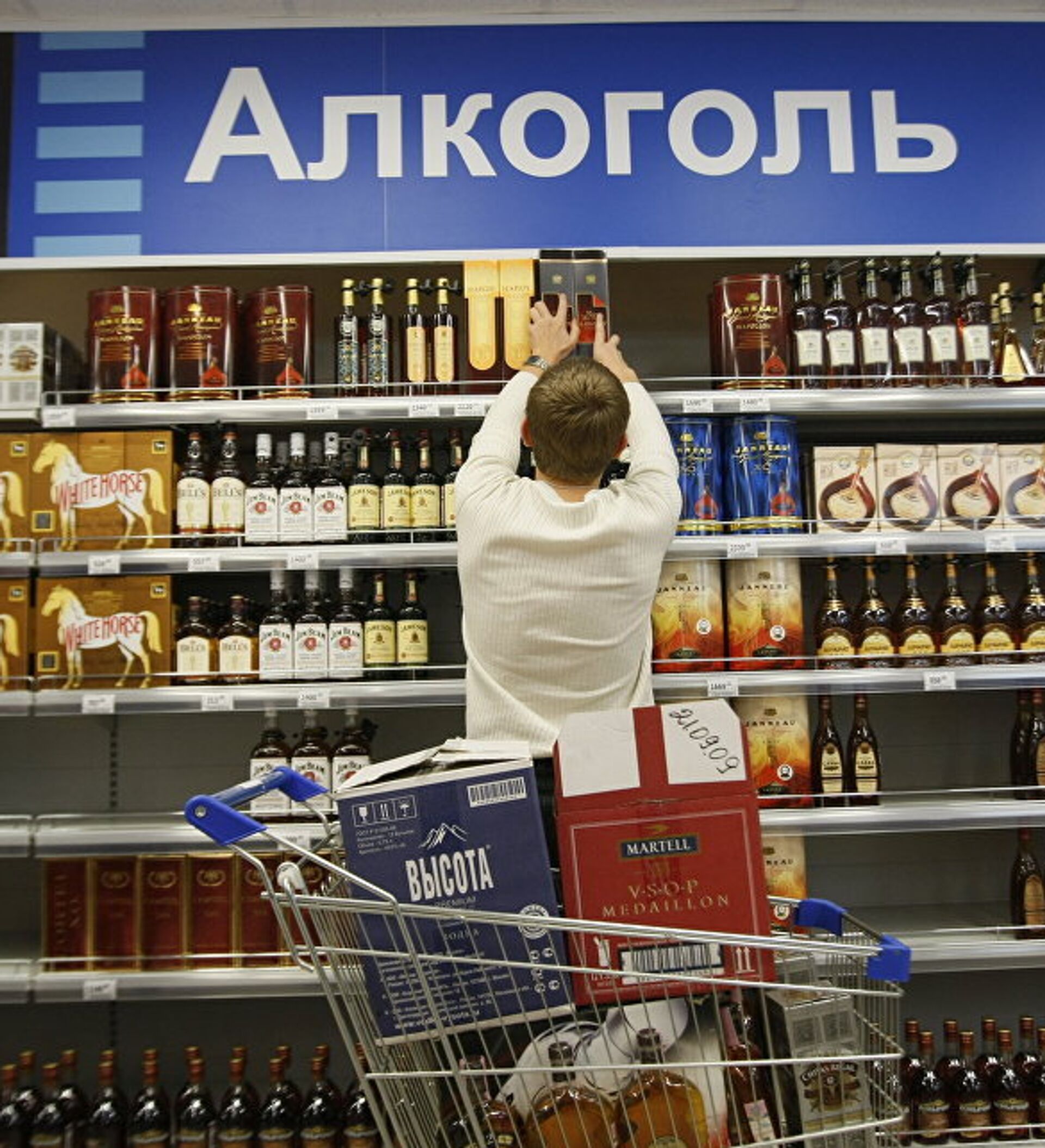 Магазин алкогольной продукции. Отдел алкоголя в супермаркете. Магазин торговли алкоголем. Порядок в алкогольном магазине. Алкоголь в магазине картинки.