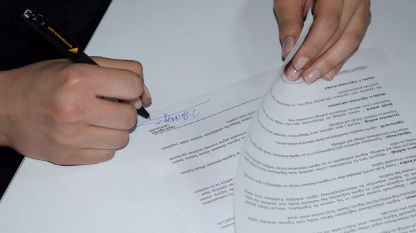 Девушка подписывает бумаги, фото из архива - Sputnik Азербайджан