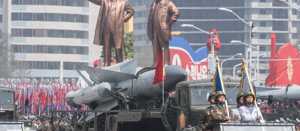 Зенитно-ракетный комплекс (ЗРК) С-200 Корейской народной армии во время парада, приуроченного к 105-й годовщине со дня рождения основателя северокорейского государства Ким Ир Сена, в Пхеньяне Зенитно-ракетный комплекс (ЗРК) С-200 Корейской народной армии во время парада, приуроченного к 105-й годовщине со дня рождения основателя северокорейского государства Ким Ир Сена, в Пхеньяне - Sputnik Азербайджан