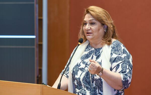 Глава Госкомитета по проблемам семьи, женщин и детей Хиджран Гусейнова - Sputnik Азербайджан