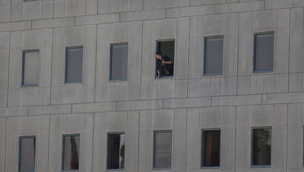 Иранский полицейский в окне здания парламента в центральном Тегеране, Иран, 7 июня 2017 года - Sputnik Azərbaycan