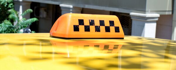 Фонарь такси на крыше автомобиля в Баку Фонарь такси на крыше автомобиля в Баку - Sputnik Азербайджан