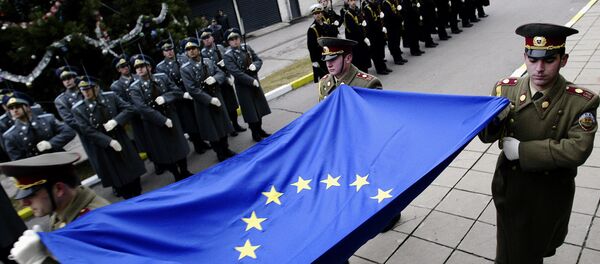 Болгарские офицеры с флагом ЕС, фото из архива - Sputnik Азербайджан