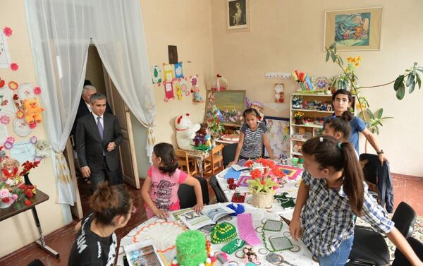 Представители Фонда Гейдара Алиева посетили Шекинский детский дом смешанного типа - Sputnik Азербайджан