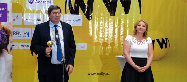 Руководитель Sputnik Азербайджан Азиз Алиев получает премию NETTY-2017 - Sputnik Азербайджан