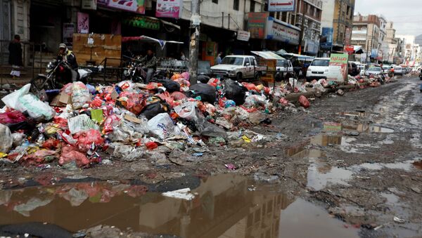 Rubbish bags pile up on a street during a strike by garbage collectors demanding delayed salaries in Sanaa, Yemen May 8, 2017 - Sputnik Azərbaycan