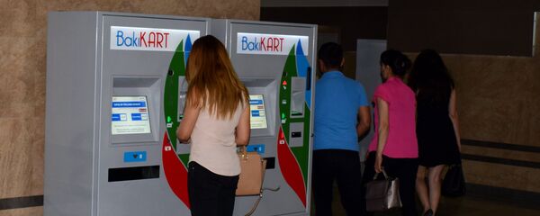 Девушка производит платеж через терминал оплаты на станции бакинского метрополитена  - Sputnik Азербайджан