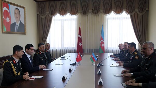 Министр обороны Азербайджана встретился с командующим Сухопутными войсками Турции - Sputnik Азербайджан