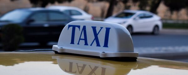 Фонарь такси на крыше автомобиля в Баку Фонарь такси на крыше автомобиля в Баку - Sputnik Азербайджан