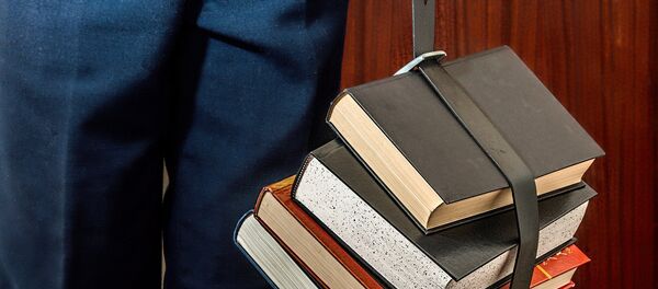 Студент с книгами, фото из архива Студент с книгами, фото из архива - Sputnik Азербайджан