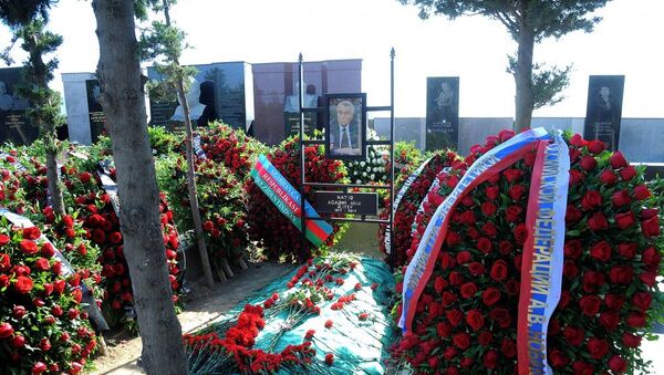 Могила покойного министра энергетики Натига Алиева, фото из архива - Sputnik Азербайджан