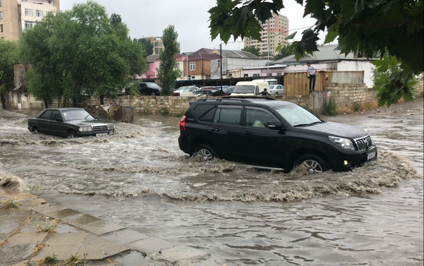 Затопленная улица Дадаша Буньятзаде в Ясамальском районе Баку - Sputnik Азербайджан