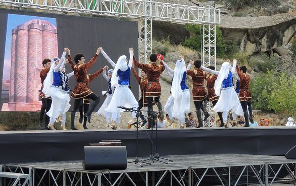 Зрителям в заповеднике Гобустан была представлена концертная программа под открытым небом - Sputnik Азербайджан