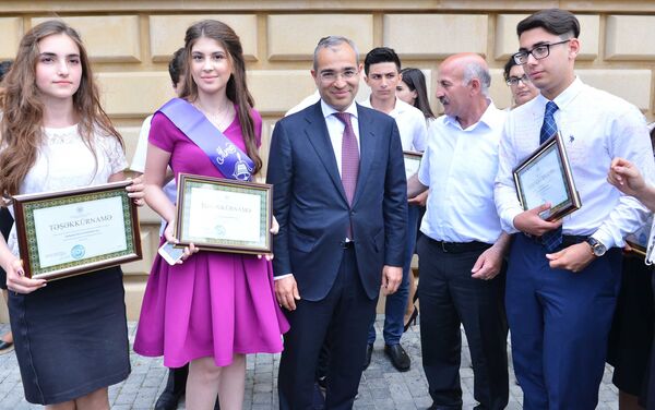 Микаил Джаббаров встретился с выпускниками, отличившимися особыми достижениями в учебе - Sputnik Азербайджан