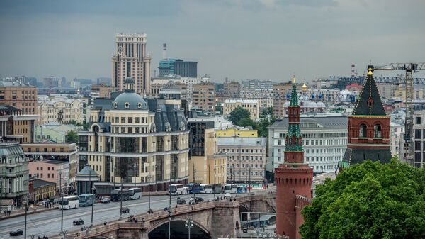 Вид на Константино-Еленинскую башню и Москворецкую башню (справа налево) в Москве - Sputnik Азербайджан