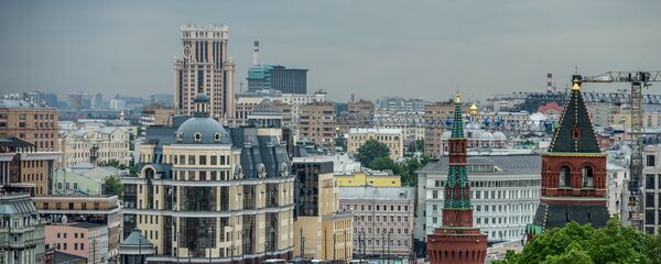 Вид на Константино-Еленинскую башню и Москворецкую башню (справа налево) в Москве Вид на Константино-Еленинскую башню и Москворецкую башню (справа налево) в Москве - Sputnik Азербайджан