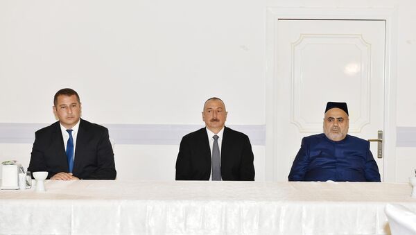 Президент Ильхам Алиев на церемонии сороковин академика Рафиги Алиевой - Sputnik Азербайджан