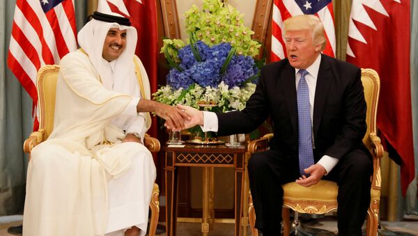Qatar əmiri Şeyx Tamim bin Həməd Al Tani və ABŞ prezidenti Donald Trump - Sputnik Azərbaycan