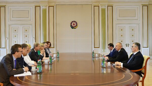 Президент Ильхам Алиев принял делегацию во главе с комиссаром Европейского Союза - Sputnik Азербайджан
