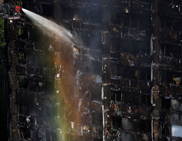 Сильный пожар в жилом доме в Лондоне - Sputnik Азербайджан