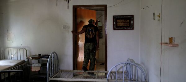 Солдат иракской армии осматривает заброшенную полевую больницу, используемую боевиками ИГ на западе Мосула, Ирак, 6 июня 2017 года Солдат иракской армии осматривает заброшенную полевую больницу, используемую боевиками ИГ на западе Мосула, Ирак, 6 июня 2017 года - Sputnik Азербайджан