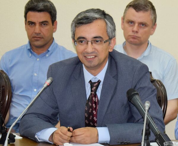 Заместитель главного редактора аналитического журнала Регион Плюс Фуад Гусейналиев Заместитель главного редактора аналитического журнала Регион Плюс Фуад Гусейналиев - Sputnik Азербайджан